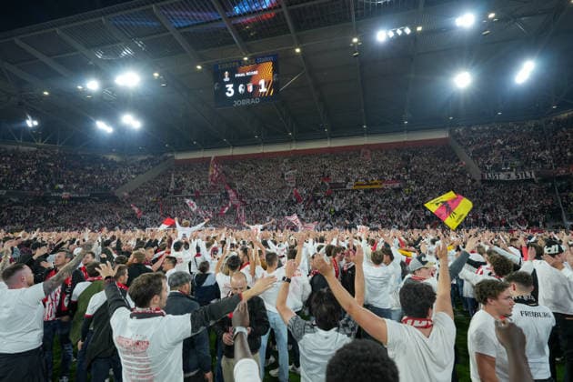 The team celebrates the entry into the final with the fans, Platzsturm , Germany, Football, UEFA Europa League, semi-final, second leg, 2025 2026, SC Freiburg vs SC Braga, 07 05 2026, Europa Park Stadion, Freiburg Freiburg Europa Park Stadion Baden Württemberg Germany Copyright: xArnexAmbergx