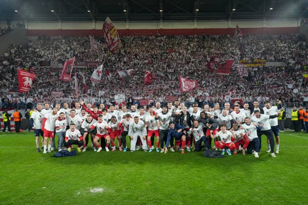 The team celebrates reaching the final with the fans , Germany, Football, UEFA Europa League, semi-final, second leg, 2025 2026, SC Freiburg vs SC Braga, 07 05 2026, Europa Park Stadion, Freiburg Freiburg Europa Park Stadion Baden Württemberg Germany Copyright: xArnexAmbergx