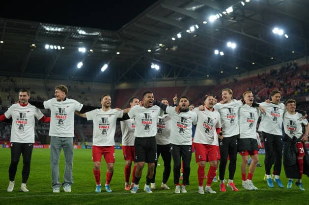 The team celebrates reaching the final with the fans , Germany, Football, UEFA Europa League, semi-final, second leg, 2025 2026, SC Freiburg vs SC Braga, 07 05 2026, Europa Park Stadion, Freiburg Freiburg Europa Park Stadion Baden Württemberg Germany Copyright: xArnexAmbergx