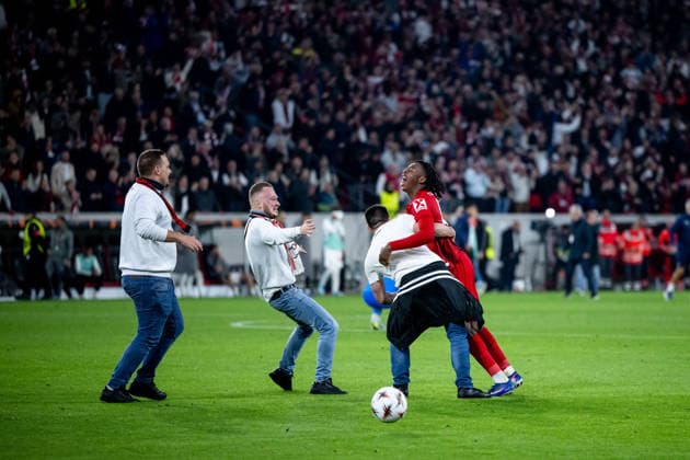 GER, Europa League, semi-final, SC Freiburg vs Sporting Braga 07 05 2026, Europa Park Stadion, Freiburg, GER, Europa League, semi-final, SC Freiburg vs Sporting Braga, in the picture Johan Manzambi SC Freiburg, 44 and fan cheer about the 3 1 victory and entry into the final, fans storm the pitch, nordphotoxGmbHx xMemmler nph00005