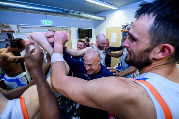 easycredit BBL Basketball Bundesliga 2025 2026 33 Matchday 07 05 2026 Science City Jena vs MLP Academics Heidelberg Jena coach Mike Taylor in the huddle with the team in the dressing room after the Sparkassen Arena relegation win