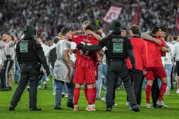 UEFA Europa League SC Freiburg vs Sporting Braga, 07 04 2026 Police on the pitch trying to keep the fans back UEFA Europa League SC Freiburg vs Sporting Braga, Europa Park Stadium, 07 04 2026 Copyright: xBEAUTIFULxSPORTS Boscox