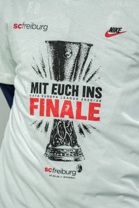 UEFA Europa League SC Freiburg vs Sporting Braga, 07 04 2026 Final entry shirt of Freiburg UEFA Europa League SC Freiburg vs Sporting Braga, Europa Park Stadium, 07 04 2026 Copyright: xBEAUTIFULxSPORTS Boscox
