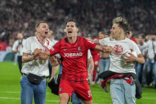 UEFA Europa League SC Freiburg vs Sporting Braga, 07 04 2026 Igor MatanoviÄ‡ SC Freiburg, 31 celebrating with the fans UEFA Europa League SC Freiburg vs Sporting Braga, Europa Park Stadium, 07 04 2026 Copyright: xBEAUTIFULxSPORTS Boscox