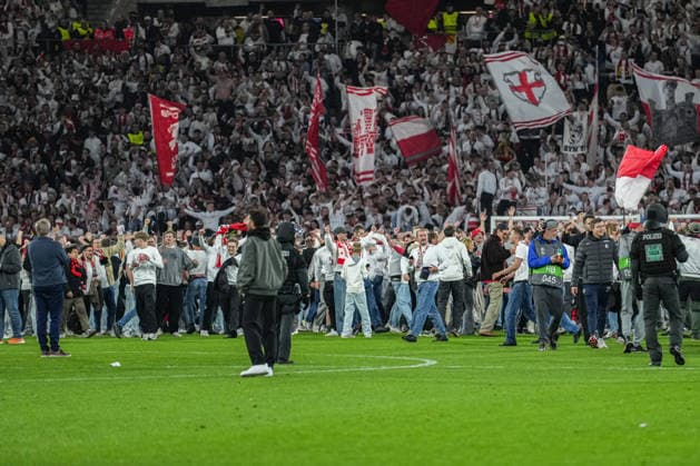 UEFA Europa League SC Freiburg vs Sporting Braga, 07 04 2026 Police on the pitch trying to keep the fans back UEFA Europa League SC Freiburg vs Sporting Braga, Europa Park Stadium, 07 04 2026 Copyright: xBEAUTIFULxSPORTS Boscox