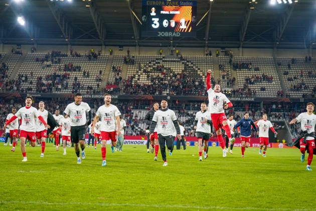 Germany Football Europa League 2025 2026, semi-final SC Freiburg vs Sporting Braga Europa Park Stadion Freiburg Team photo, long shot, joy, emotions, cheers Noah Atubolu SC Freiburg, 01 Lucas Höler Lucas Hoeler SC Freiburg, 09 Vincenzo Grifo SC Freiburg, 32 Christian Günter Christian Guenter SC Freiburg, 30 Philipp Treu SC Freiburg, 29 Copyright: xJOERANxSTEINSIEKx