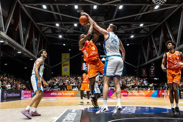GER, easy Credit Basketball Bundesliga, Niners Chemnitz Frankfurt Skyliners 07 05 2026, Messe, Chemnitz, GER, easy Credit Basketball Bundesliga, Niners Chemnitz Frankfurt Skyliners John Edward Newman III Niners Chemnitz, 9 , Jacob Knauf Frankfurt Skyliners 25 Foto Alexander Trienitz Chemnitz Messe Sachsen Germany