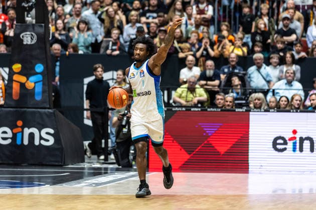 GER, easy Credit Basketball Bundesliga, Niners Chemnitz Frankfurt Skyliners 07 05 2026, Messe, Chemnitz, GER, easy Credit Basketball Bundesliga, Niners Chemnitz Frankfurt Skyliners Isaiah Swope Frankfurt Skyliners 1 gives hand signal Photo Alexander Trienitz Chemnitz Messe Sachsen Germany