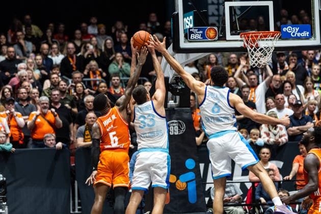 GER, easy Credit Basketball Bundesliga, Niners Chemnitz Frankfurt Skyliners 07 05 2026, Messe, Chemnitz, GER, easy Credit Basketball Bundesliga, Niners Chemnitz Frankfurt Skyliners Ryan Hawkins Frankfurt Skyliners 33 , Moses Pölking Frankfurt Skyliners 6 , Corey Davis Jr Niners Chemnitz, 5 Foto Alexander Trienitz Chemnitz Messe Sachsen Germany