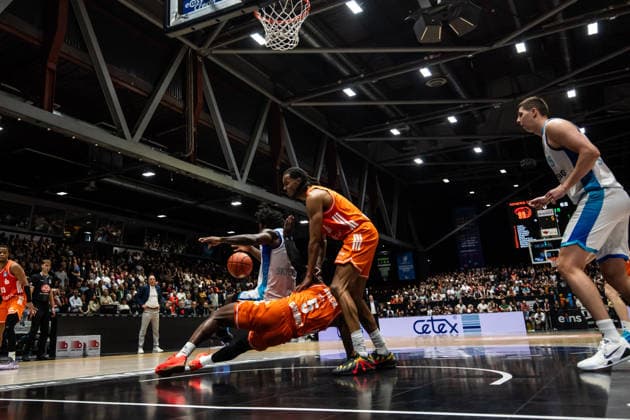 GER, easy Credit Basketball Bundesliga, Niners Chemnitz Frankfurt Skyliners 07 05 2026, Messe, Chemnitz, GER, easy Credit Basketball Bundesliga, Niners Chemnitz Frankfurt Skyliners Corey Davis Jr Niners Chemnitz, 5 , Kevin Yebo Niners Chemnitz, 0 Foto Alexander Trienitz Chemnitz Messe Sachsen Germany