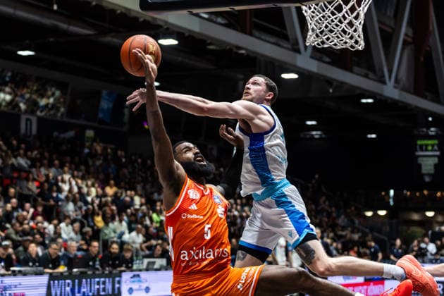 GER, easy Credit Basketball Bundesliga, Niners Chemnitz Frankfurt Skyliners 07 05 2026, Messe, Chemnitz, GER, easy Credit Basketball Bundesliga, Niners Chemnitz Frankfurt Skyliners Corey Davis Jr Niners Chemnitz, 5 , Logan Johnson Frankfurt Skyliners 0 Foto Alexander Trienitz Chemnitz Messe Sachsen Germany