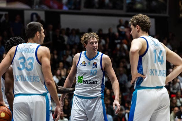 GER, easy Credit Basketball Bundesliga, Niners Chemnitz Frankfurt Skyliners 07 05 2026, Messe, Chemnitz, GER, easy Credit Basketball Bundesliga, Niners Chemnitz Frankfurt Skyliners Jacob Holt Frankfurt Skyliners 10 talks with Ryan Hawkins Frankfurt Skyliners 33 and Ivan Crnjac Frankfurt Skyliners 14 Photo Alexander Trienitz Chemnitz Messe Sachsen Germany
