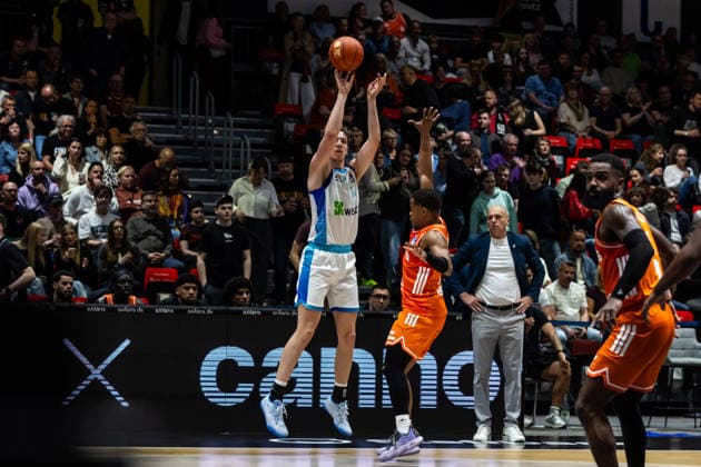 GER, easy Credit Basketball Bundesliga, Niners Chemnitz Frankfurt Skyliners 07 05 2026, Messe, Chemnitz, GER, easy Credit Basketball Bundesliga, Niners Chemnitz Frankfurt Skyliners Ivan Crnjac Frankfurt Skyliners 14 , Eric Washington Niners Chemnitz, 33 Foto Alexander Trienitz Chemnitz Messe Sachsen Germany
