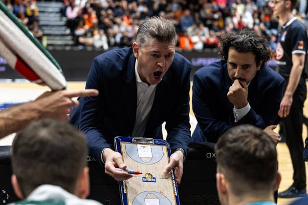 GER, easy Credit Basketball Bundesliga, Niners Chemnitz Frankfurt Skyliners 07 05 2026, Messe, Chemnitz, GER, easy Credit Basketball Bundesliga, Niners Chemnitz Frankfurt Skyliners Klaus Perwas Head Coach Frankfurt Skyliners talks to his players Photo Alexander Trienitz Chemnitz Messe Sachsen Germany