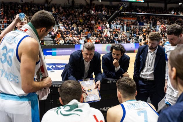 GER, easy Credit Basketball Bundesliga, Niners Chemnitz Frankfurt Skyliners 07 05 2026, Messe, Chemnitz, GER, easy Credit Basketball Bundesliga, Niners Chemnitz Frankfurt Skyliners Klaus Perwas Head Coach Frankfurt Skyliners talks to his players Photo Alexander Trienitz Chemnitz Messe Sachsen Germany