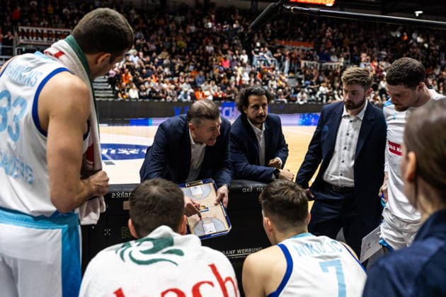 GER, easy Credit Basketball Bundesliga, Niners Chemnitz Frankfurt Skyliners 07 05 2026, Messe, Chemnitz, GER, easy Credit Basketball Bundesliga, Niners Chemnitz Frankfurt Skyliners Klaus Perwas Head Coach Frankfurt Skyliners talks to his players Photo Alexander Trienitz Chemnitz Messe Sachsen Germany