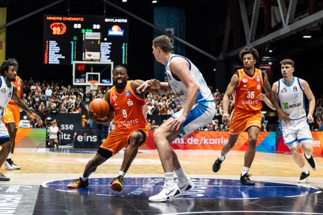 GER, easy Credit Basketball Bundesliga, Niners Chemnitz Frankfurt Skyliners 07 05 2026, Messe, Chemnitz, GER, easy Credit Basketball Bundesliga, Niners Chemnitz Frankfurt Skyliners John Edward Newman III Niners Chemnitz, 9 , Jacob Knauf Frankfurt Skyliners 25 Foto Alexander Trienitz Chemnitz Messe Sachsen Germany