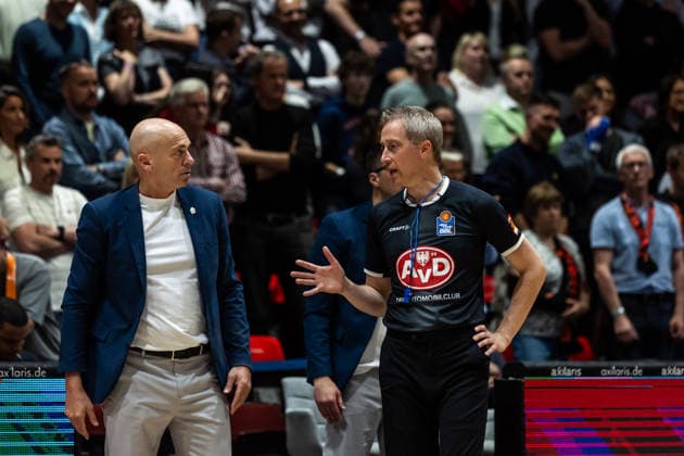 GER, easy Credit Basketball Bundesliga, Niners Chemnitz Frankfurt Skyliners 07 05 2026, Messe, Chemnitz, GER, easy Credit Basketball Bundesliga, Niners Chemnitz Frankfurt Skyliners Rodrigo Pastore Head Coach , Niners Chemnitz talks to Christof Madinger, Referee Photo Alexander Trienitz Chemnitz Messe Sachsen Germany