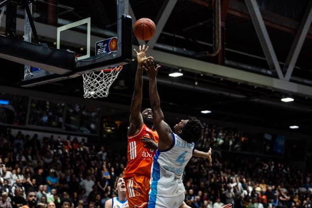 GER, easy Credit Basketball Bundesliga, Niners Chemnitz Frankfurt Skyliners 07 05 2026, Messe, Chemnitz, GER, easy Credit Basketball Bundesliga, Niners Chemnitz Frankfurt Skyliners Nahiem Alleyne Frankfurt Skyliners 4 , Amadou Sow Niners Chemnitz, 12 Foto Alexander Trienitz Chemnitz Messe Sachsen Germany