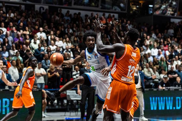 GER, easy Credit Basketball Bundesliga, Niners Chemnitz Frankfurt Skyliners 07 05 2026, Messe, Chemnitz, GER, easy Credit Basketball Bundesliga, Niners Chemnitz Frankfurt Skyliners Isaiah Swope Frankfurt Skyliners 1 , Amadou Sow Niners Chemnitz, 12 Foto Alexander Trienitz Chemnitz Messe Sachsen Germany