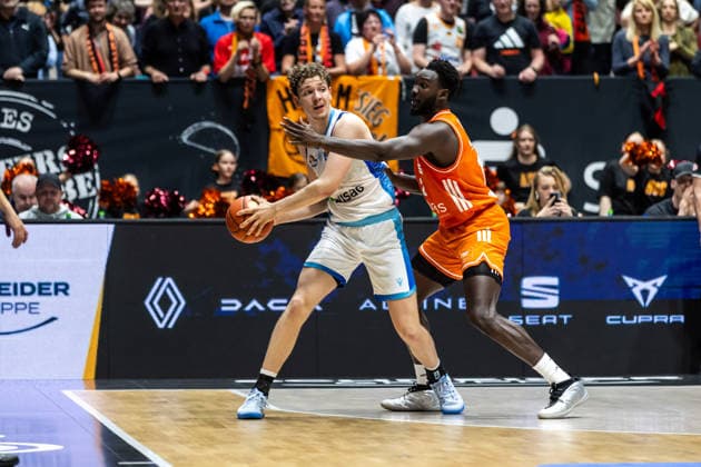 GER, easy Credit Basketball Bundesliga, Niners Chemnitz Frankfurt Skyliners 07 05 2026, Messe, Chemnitz, GER, easy Credit Basketball Bundesliga, Niners Chemnitz Frankfurt Skyliners Ivan Crnjac Frankfurt Skyliners 14 , Amadou Sow Niners Chemnitz, 12 Foto Alexander Trienitz Chemnitz Messe Sachsen Germany
