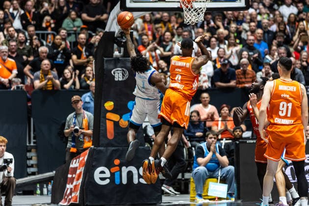 GER, easy Credit Basketball Bundesliga, Niners Chemnitz Frankfurt Skyliners 07 05 2026, Messe, Chemnitz, GER, easy Credit Basketball Bundesliga, Niners Chemnitz Frankfurt Skyliners Isaiah Swope Frankfurt Skyliners 1 , John Edward Newman III Niners Chemnitz, 9 Foto Alexander Trienitz Chemnitz Messe Sachsen Germany