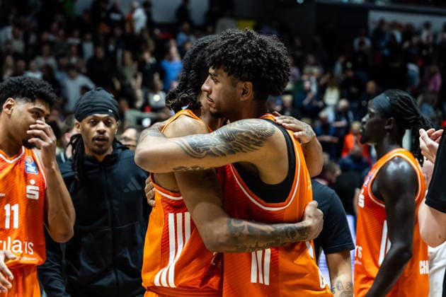 GER, easy Credit Basketball Bundesliga, Niners Chemnitz Frankfurt Skyliners 07 05 2026, Messe, Chemnitz, GER, easy Credit Basketball Bundesliga, Niners Chemnitz Frankfurt Skyliners Kevin Yebo Niners Chemnitz, 0 with Roman Bedime Niners Chemnitz, 35 after the game Photo Alexander Trienitz Chemnitz Messe Sachsen Germany