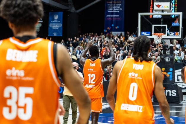 GER, easy Credit Basketball Bundesliga, Niners Chemnitz Frankfurt Skyliners 07 05 2026, Messe, Chemnitz, GER, easy Credit Basketball Bundesliga, Niners Chemnitz Frankfurt Skyliners Amadou Sow Niners Chemnitz, 12 cheers with the team Photo Alexander Trienitz Chemnitz Messe Sachsen Germany