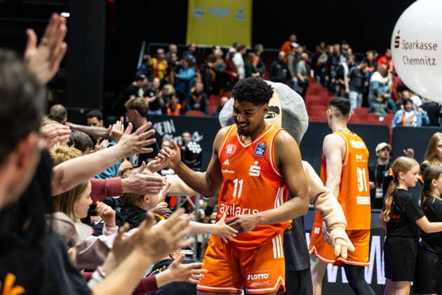 GER, easy Credit Basketball Bundesliga, Niners Chemnitz Frankfurt Skyliners 07 05 2026, Messe, Chemnitz, GER, easy Credit Basketball Bundesliga, Niners Chemnitz Frankfurt Skyliners Kostja Mushidi Niners Chemnitz, 11 thanks the fans Photo Alexander Trienitz Chemnitz Messe Sachsen Germany
