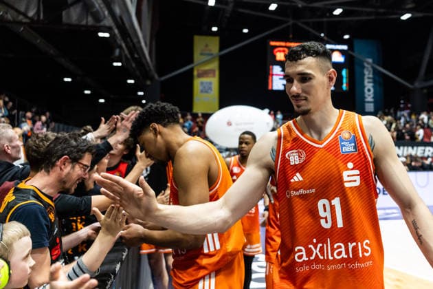 GER, easy Credit Basketball Bundesliga, Niners Chemnitz Frankfurt Skyliners 07 05 2026, Messe, Chemnitz, GER, easy Credit Basketball Bundesliga, Niners Chemnitz Frankfurt Skyliners Yordan Minchev Niners Chemnitz, 91 thanks the fans Photo Alexander Trienitz Chemnitz Messe Sachsen Germany