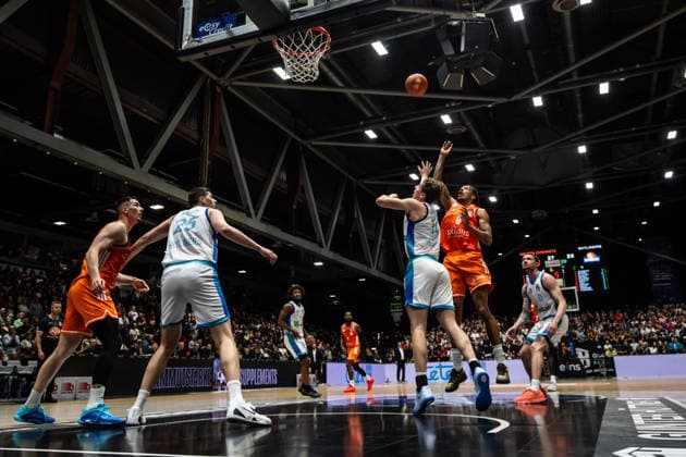 GER, easy Credit Basketball Bundesliga, Niners Chemnitz Frankfurt Skyliners 07 05 2026, Messe, Chemnitz, GER, easy Credit Basketball Bundesliga, Niners Chemnitz Frankfurt Skyliners Kevin Yebo Niners Chemnitz, 0 , Jacob Holt Frankfurt Skyliners 10 Foto Alexander Trienitz Chemnitz Messe Sachsen Germany