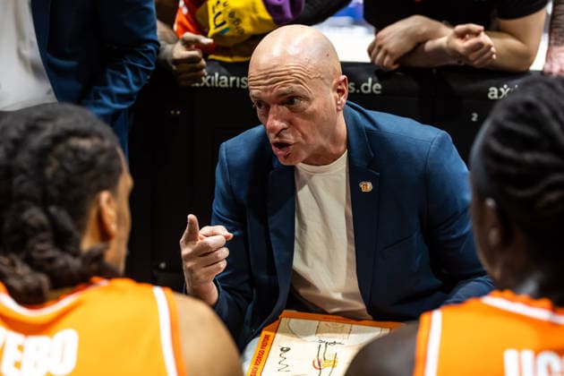 GER, easy Credit Basketball Bundesliga, Niners Chemnitz Frankfurt Skyliners 07 05 2026, Messe, Chemnitz, GER, easy Credit Basketball Bundesliga, Niners Chemnitz Frankfurt Skyliners Rodrigo Pastore Head Coach , Niners Chemnitz talks to his players Photo Alexander Trienitz Chemnitz Messe Sachsen Germany