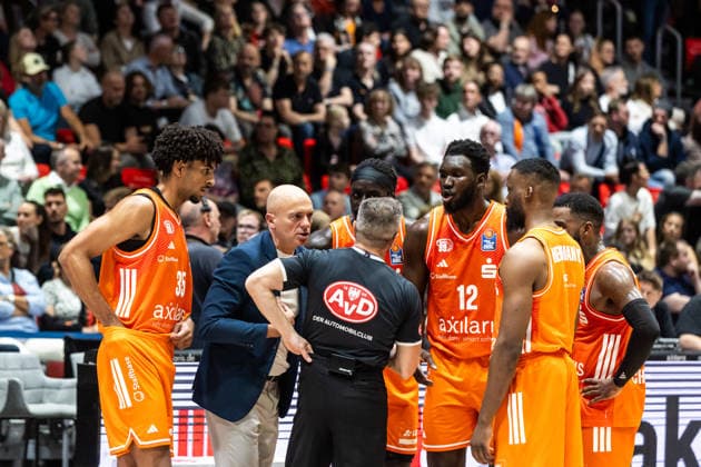 GER, easy Credit Basketball Bundesliga, Niners Chemnitz Frankfurt Skyliners 07 05 2026, Messe, Chemnitz, GER, easy Credit Basketball Bundesliga, Niners Chemnitz Frankfurt Skyliners Rodrigo Pastore Head Coach , Niners Chemnitz talks to his players and the referee, Tamer Arik Photo Alexander Trienitz Chemnitz Messe Saxony Germany