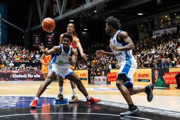 GER, easy Credit Basketball Bundesliga, Niners Chemnitz Frankfurt Skyliners 07 05 2026, Messe, Chemnitz, GER, easy Credit Basketball Bundesliga, Niners Chemnitz Frankfurt Skyliners Nahiem Alleyne Frankfurt Skyliners 4 , Kevin Yebo Niners Chemnitz, 0 Foto Alexander Trienitz Chemnitz Messe Sachsen Germany