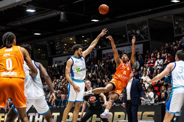 GER, easy Credit Basketball Bundesliga, Niners Chemnitz Frankfurt Skyliners 07 05 2026, Messe, Chemnitz, GER, easy Credit Basketball Bundesliga, Niners Chemnitz Frankfurt Skyliners Kostja Mushidi Niners Chemnitz, 11 , Moses Pölking Frankfurt Skyliners 6 Foto Alexander Trienitz Chemnitz Messe Sachsen Germany