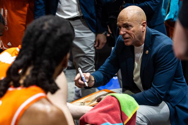 GER, easy Credit Basketball Bundesliga, Niners Chemnitz Frankfurt Skyliners 07 05 2026, Messe, Chemnitz, GER, easy Credit Basketball Bundesliga, Niners Chemnitz Frankfurt Skyliners Rodrigo Pastore Head Coach , Niners Chemnitz talks to his players Photo Alexander Trienitz Chemnitz Messe Sachsen Germany