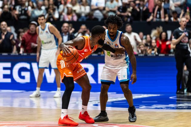 GER, easy Credit Basketball Bundesliga, Niners Chemnitz Frankfurt Skyliners 07 05 2026, Messe, Chemnitz, GER, easy Credit Basketball Bundesliga, Niners Chemnitz Frankfurt Skyliners Corey Davis Jr Niners Chemnitz, 5 , Isaiah Swope Frankfurt Skyliners 1 Foto Alexander Trienitz Chemnitz Messe Sachsen Germany