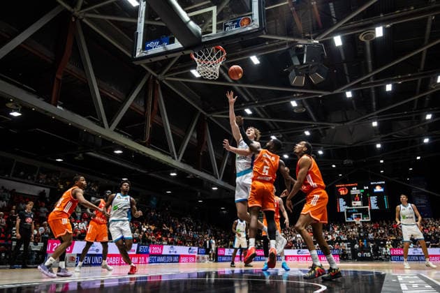 GER, easy Credit Basketball Bundesliga, Niners Chemnitz Frankfurt Skyliners 07 05 2026, Messe, Chemnitz, GER, easy Credit Basketball Bundesliga, Niners Chemnitz Frankfurt Skyliners Jacob Holt Frankfurt Skyliners 10 , Corey Davis Jr Niners Chemnitz, 5 Foto Alexander Trienitz Chemnitz Messe Sachsen Germany