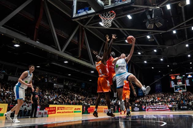 GER, easy Credit Basketball Bundesliga, Niners Chemnitz Frankfurt Skyliners 07 05 2026, Messe, Chemnitz, GER, easy Credit Basketball Bundesliga, Niners Chemnitz Frankfurt Skyliners Ryan Hawkins Frankfurt Skyliners 33 , John Edward Newman III Niners Chemnitz, 9 , Amadou Sow Niners Chemnitz, 12 Foto Alexander Trienitz Chemnitz Messe Sachsen Germany
