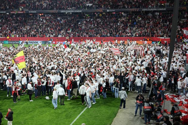 07 05 26 SC Freiburg SC Braga Germany, Freiburg, 07 05 2026, Football, Europa League, Season 2025 2026, Semi-final, SC Freiburg SC Braga SC Freiburg Fans Final Cheer Platzsturm
