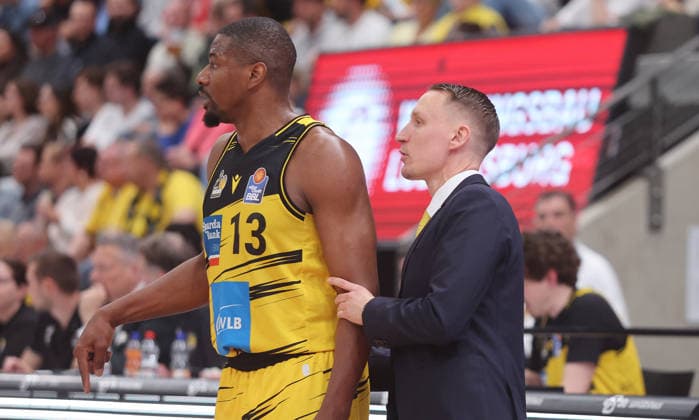 Ludwigsburg , easyCredit Basketball Bundesliga MHP Riesen Ludwigsburg vs Bayern Munich , from left Yorman Polas Bartolo Coach Mikko Riipinen Riesen