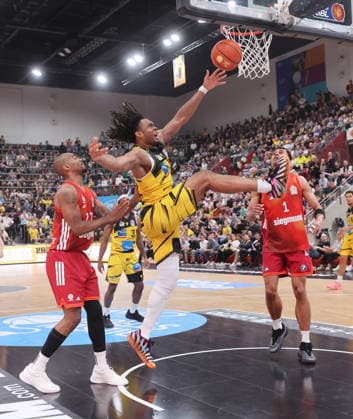 Ludwigsburg , easyCredit Basketball Bundesliga MHP Riesen Ludwigsburg vs Bayern Munich , from left Isiaha Mike Bayern Keeshawn Kellman Riesen