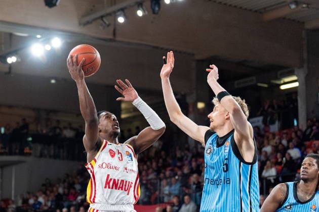 Marcus Carr Wuerzburg Baskets, 5 on a lay-up, Zsombor Maronka Veolia Towers Hamburg, 05 , GER, Veolia Towers Hamburg vs Fitness First Wuerzburg Baskets, Basketball, BBL, Matchday 33, Season 2025 2026, 07 05 2026 GER, Veolia Towers Hamburg vs Fitness First Wuerzburg Baskets, Basketball, BBL, Matchday 33, Season 2025 2026, 07 05 2026 Hamburg Copyright: xEibner-Pressefoto MaxxVincenx EP_MVN