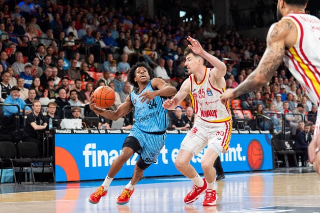 Ross Williams Veolia Towers Hamburg, 34 dribbling, Alen Pjanic Wuerzburg Baskets, 35 , GER, Veolia Towers Hamburg vs Fitness First Wuerzburg Baskets, Basketball, BBL, Matchday 33, Season 2025 2026, 07 05 2026 GER, Veolia Towers Hamburg vs Fitness First Wuerzburg Baskets, Basketball, BBL, Matchday 33, Season 2025 2026, 07 05 2026 Hamburg Copyright: xEibner-Pressefoto MaxxVincenx EP_MVN