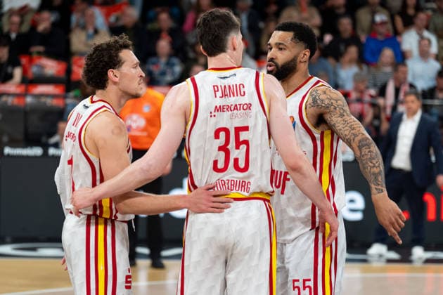 Brae Ivey Wuerzburg Baskets, 11 , Alen Pjanic Wuerzburg Baskets, 35 and David Muenkat Wuerzburg Baskets, 55 at the Huddle, GER, Veolia Towers Hamburg vs Fitness First Wuerzburg Baskets, Basketball, BBL, Matchday 33, Season 2025 2026, 07 05 2026 GER, Veolia Towers Hamburg vs Fitness First Wuerzburg Baskets, Basketball, BBL, Matchday 33, Season 2025 2026, 07 05 2026 Hamburg Copyright: xEibner-Pressefoto MaxxVincenx EP_MVN