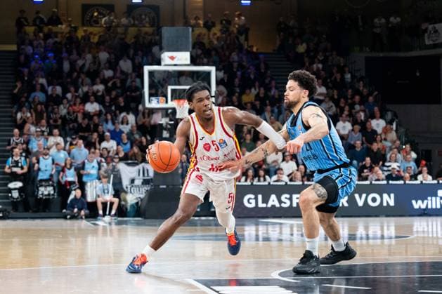Marcus Carr Wuerzburg Baskets, 5 on the dribble, Devon Daniels Veolia Towers Hamburg, 21 , GER, Veolia Towers Hamburg vs Fitness First Wuerzburg Baskets, Basketball, BBL, Matchday 33, Season 2025 2026, 07 05 2026 GER, Veolia Towers Hamburg vs Fitness First Wuerzburg Baskets, Basketball, BBL, Matchday 33, Season 2025 2026, 07 05 2026 Hamburg Copyright: xEibner-Pressefoto MaxxVincenx EP_MVN