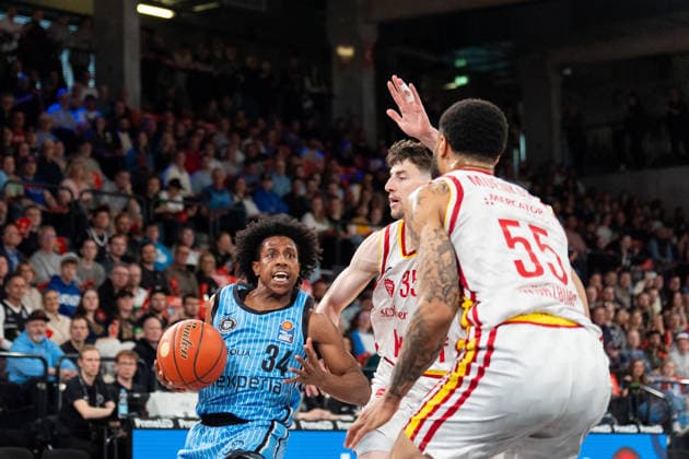 Ross Williams Veolia Towers Hamburg, 34 dribbling, Alen Pjanic Wuerzburg Baskets, 35 , GER, Veolia Towers Hamburg vs Fitness First Wuerzburg Baskets, Basketball, BBL, Matchday 33, Season 2025 2026, 07 05 2026 GER, Veolia Towers Hamburg vs Fitness First Wuerzburg Baskets, Basketball, BBL, Matchday 33, Season 2025 2026, 07 05 2026 Hamburg Copyright: xEibner-Pressefoto MaxxVincenx EP_MVN