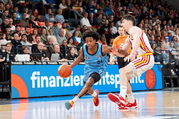Ross Williams Veolia Towers Hamburg, 34 dribbling, Alen Pjanic Wuerzburg Baskets, 35 , GER, Veolia Towers Hamburg vs Fitness First Wuerzburg Baskets, Basketball, BBL, Matchday 33, Season 2025 2026, 07 05 2026 GER, Veolia Towers Hamburg vs Fitness First Wuerzburg Baskets, Basketball, BBL, Matchday 33, Season 2025 2026, 07 05 2026 Hamburg Copyright: xEibner-Pressefoto MaxxVincenx EP_MVN