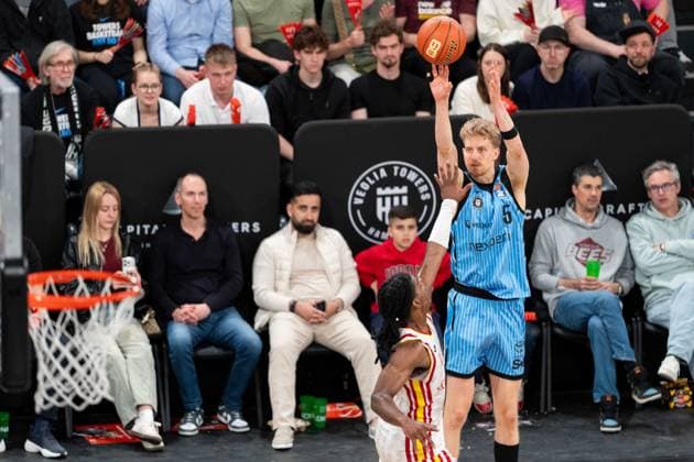 Zsombor Maronka Veolia Towers Hamburg, 05 at the throw, GER, Veolia Towers Hamburg vs Fitness First Wuerzburg Baskets, Basketball, BBL, Matchday 33, Season 2025 2026, 07 05 2026 GER, Veolia Towers Hamburg vs Fitness First Wuerzburg Baskets, Basketball, BBL, Matchday 33, Season 2025 2026, 07 05 2026 Hamburg Copyright: xEibner-Pressefoto MaxxVincenx EP_MVN