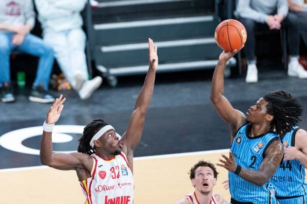Leonard Thorpe Jr Veolia Towers Hamburg, 02 on a lay-up, Charles Thompson Wuerzburg Baskets, 32 , GER, Veolia Towers Hamburg vs Fitness First Wuerzburg Baskets, Basketball, BBL, Matchday 33, Season 2025 2026, 07 05 2026 GER, Veolia Towers Hamburg vs Fitness First Wuerzburg Baskets, Basketball, BBL, Matchday 33, Season 2025 2026, 07 05 2026 Hamburg Copyright: xEibner-Pressefoto MaxxVincenx EP_MVN